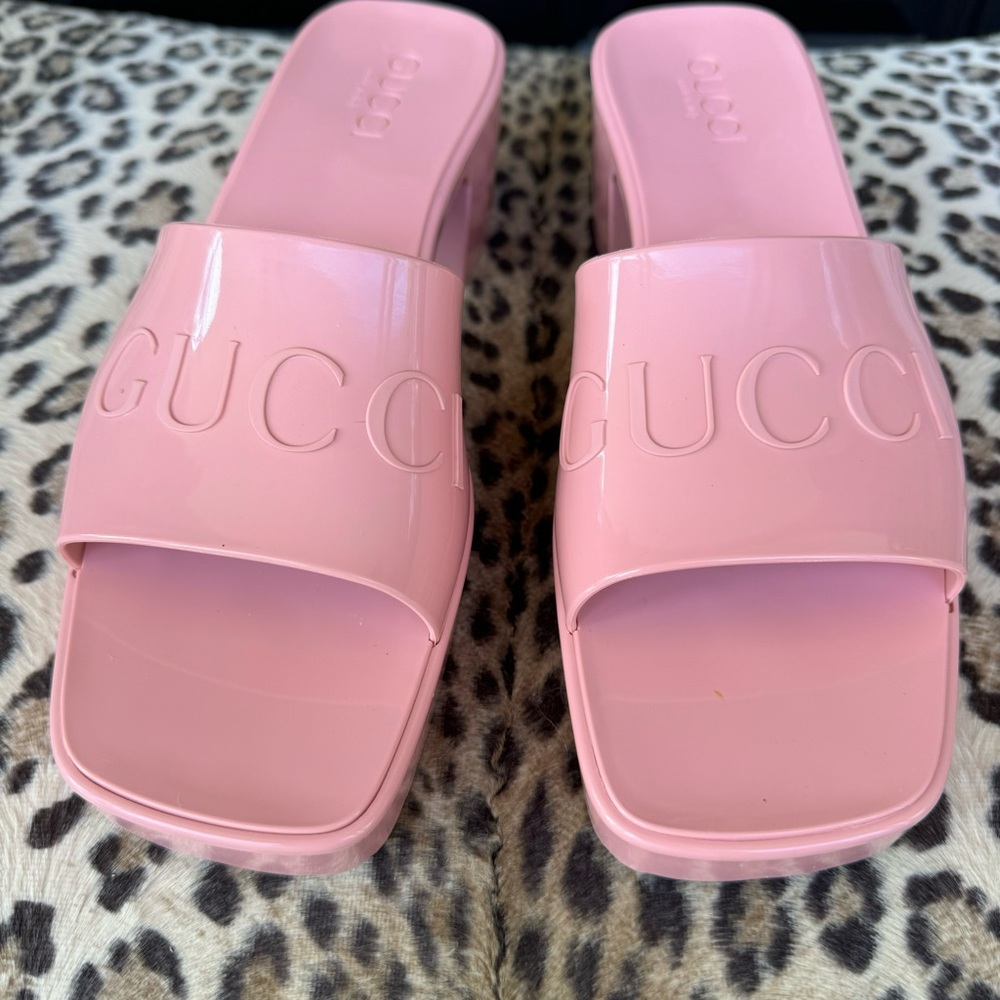 GUCCI Pink Rubber GG Platform Slide Sandals - Picture 2 of 16